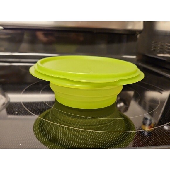 Tupperware 3 Cup Collapsible Green Dish 5452A With Lid - Picture 3 of 10